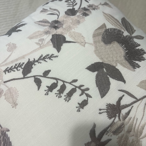 EASTERN ACCENTS / NAOMI FLORAL ACCENT PILLOW IN LILAC (2 Pillows) - Picture 11 of 16